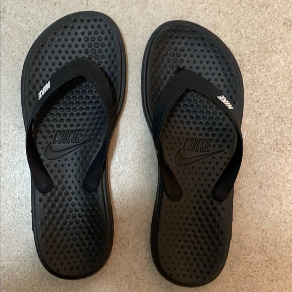 Women’s flip flops Nike size 4